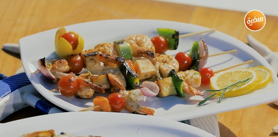 أسياخ الجمبري والخضار المشوي