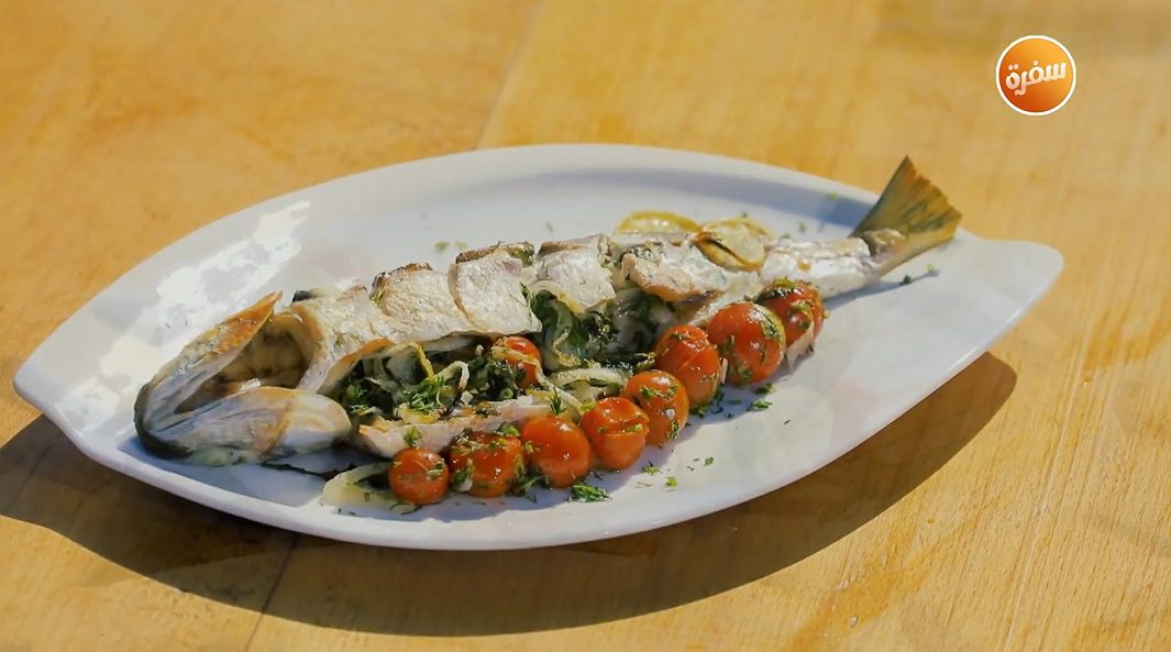 سمك مشوي بالطماطم الشيري والأعشاب