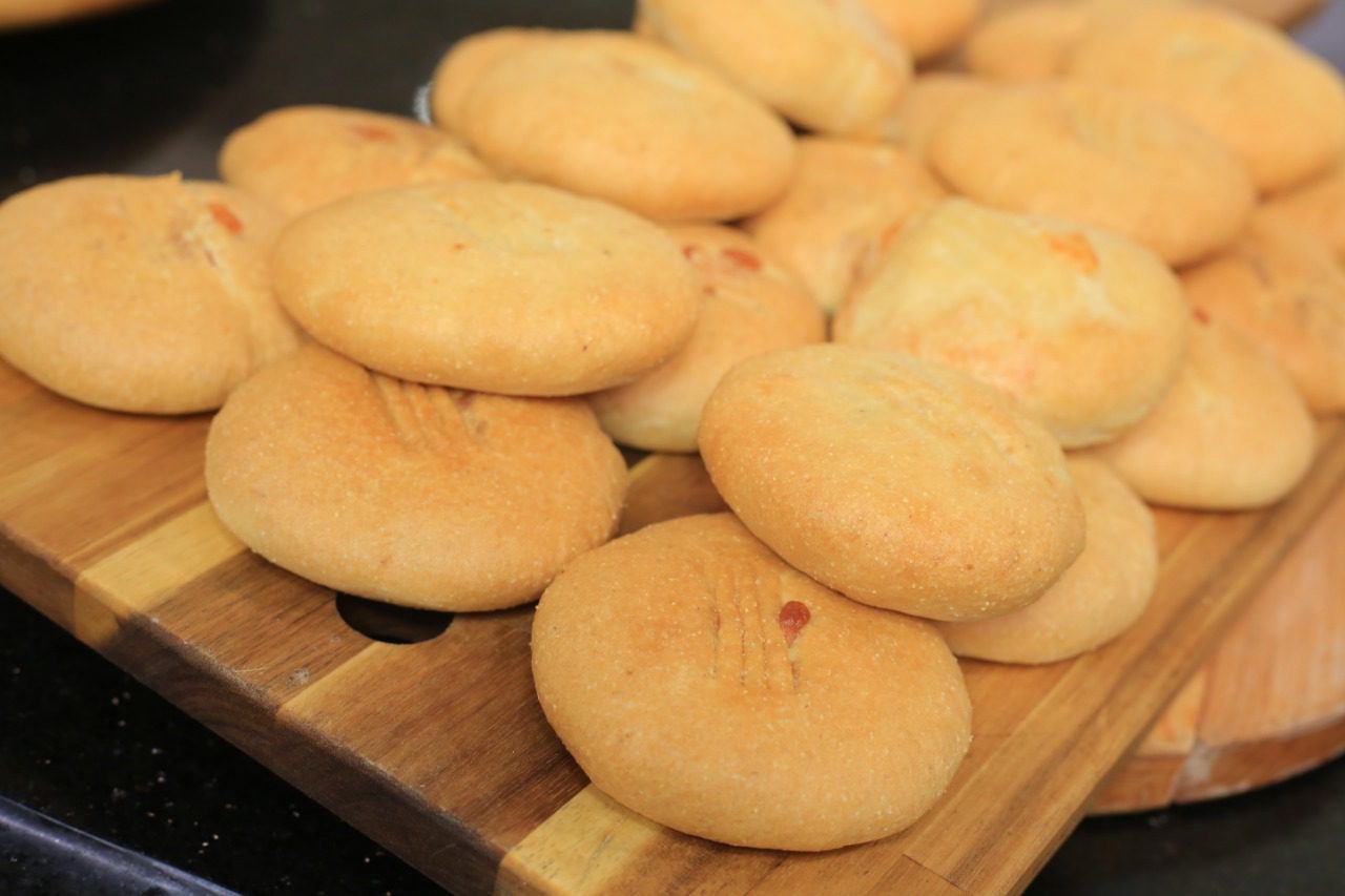 معجنات بالسميد والجبنة