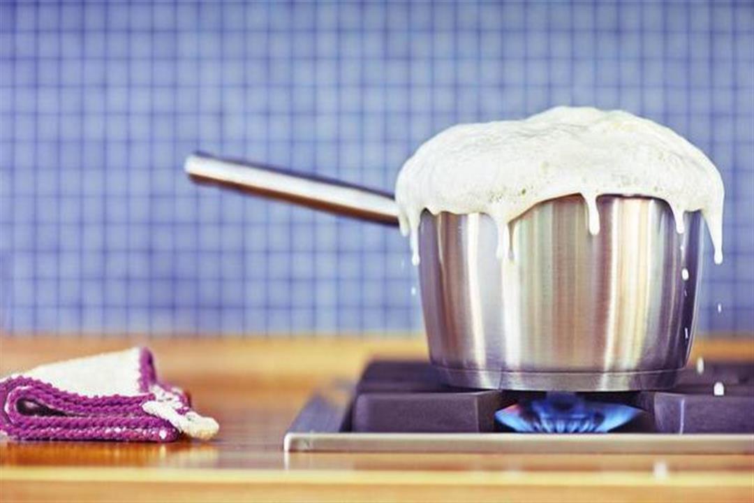 لا تقلقي من فوران اللبن بعد الآن، سنقدم لك اليوم 3 حيل سريعة لمنع فروانه، حتى تحافظي على نظافة اللبانة والبوتاجاز، تعرفي على خطوات منع فوران اللبن وغليه