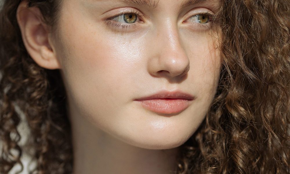 بشرة مشرقة بدون مكياج