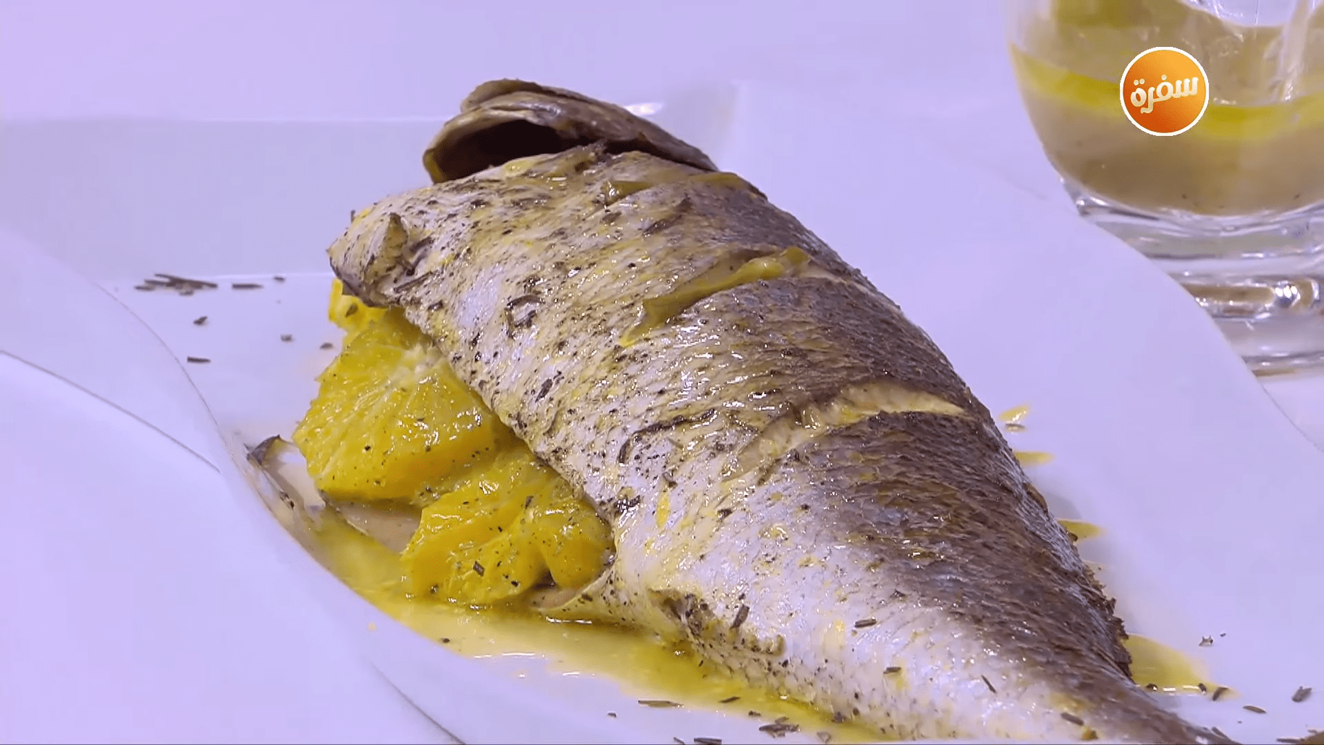سمك مخبوز مع شرائح البرتقال والروزماري