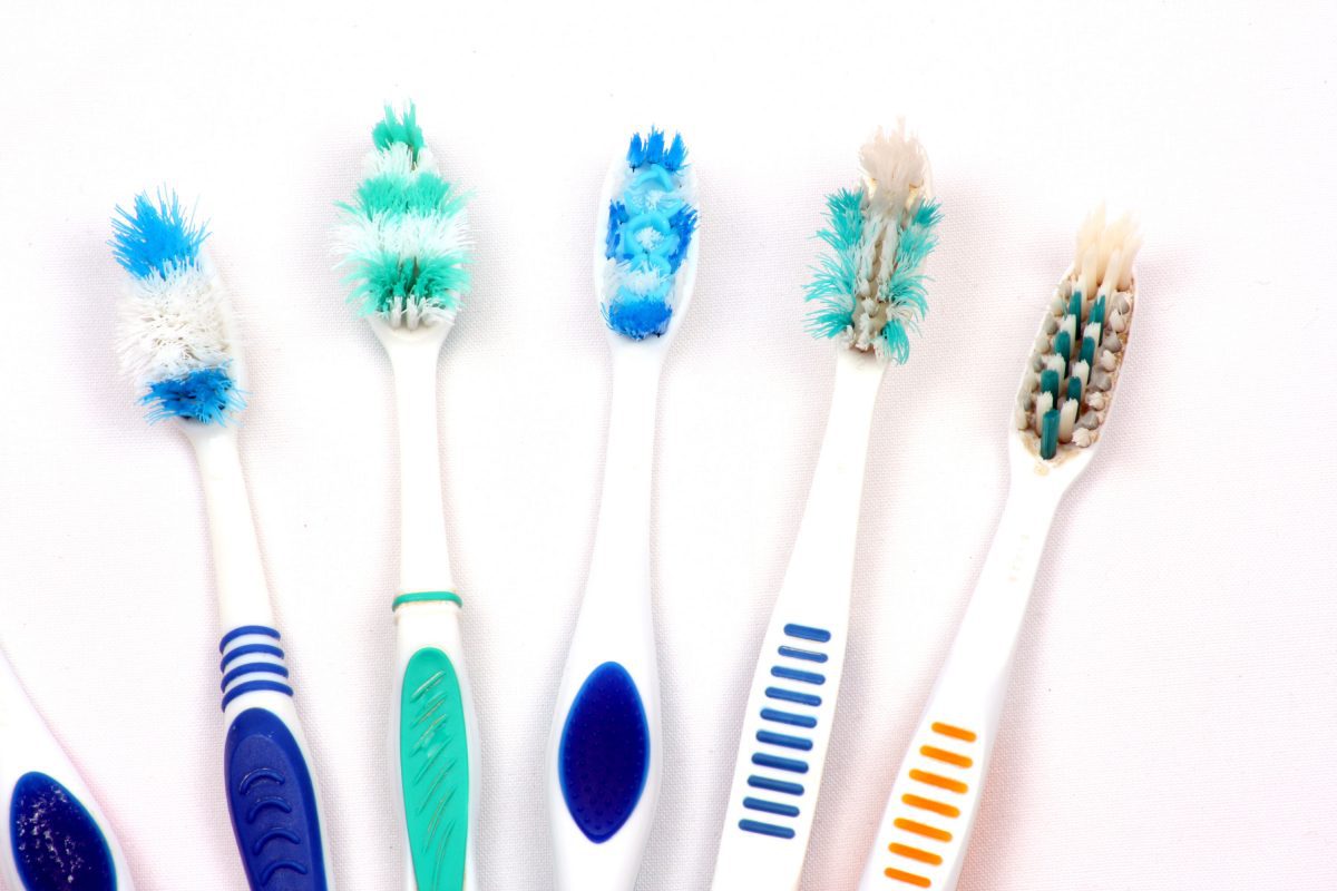 استخدامات لفرشاة أسنانك القديمة