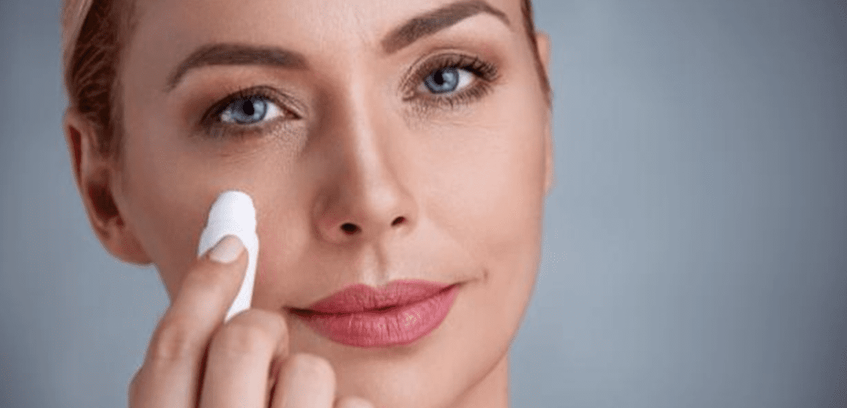 رول أون في البيت لتخفيف الهالات السوداء