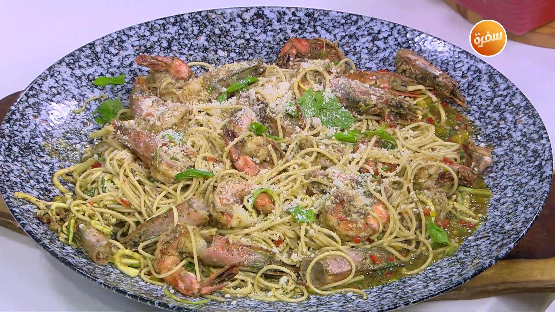 مكرونة بالجمبري والكوسة