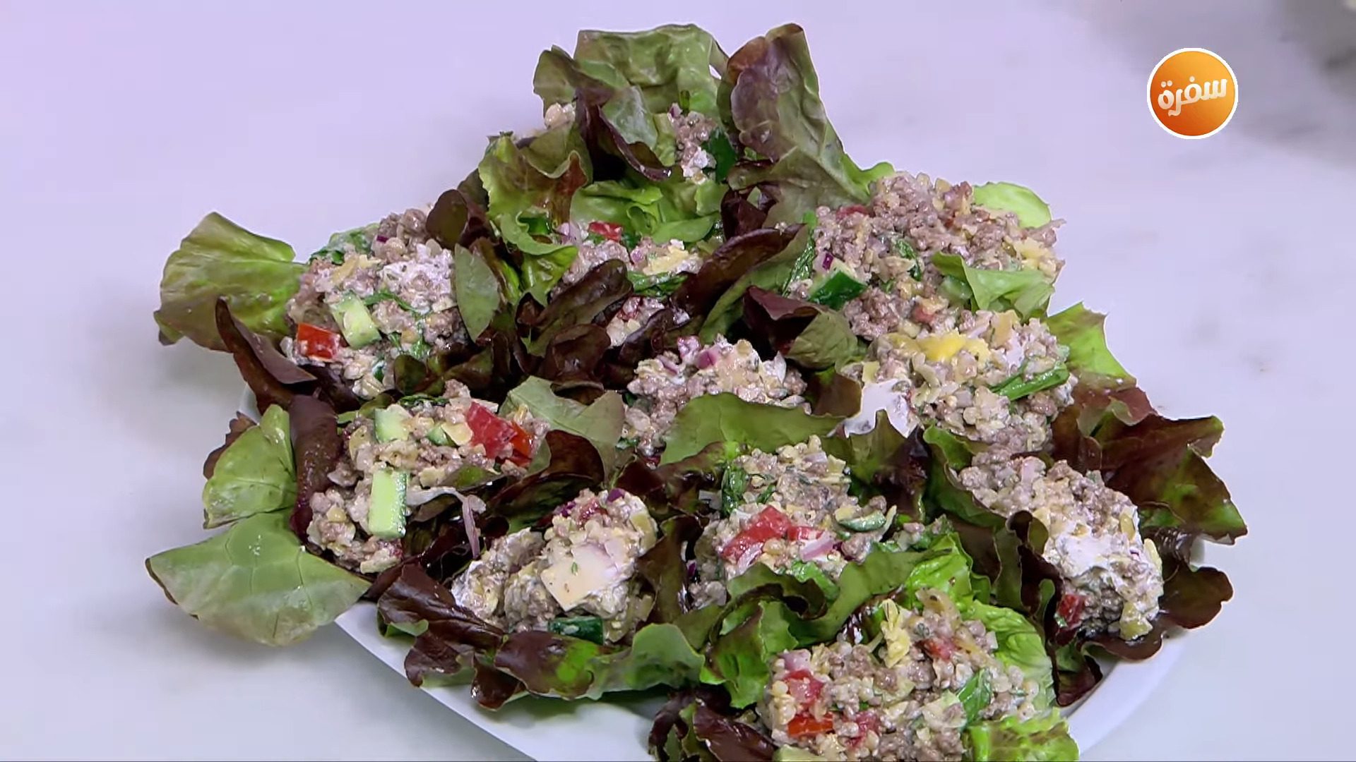 لفائف خس وفريك مع جبنة فيتا وزيتون