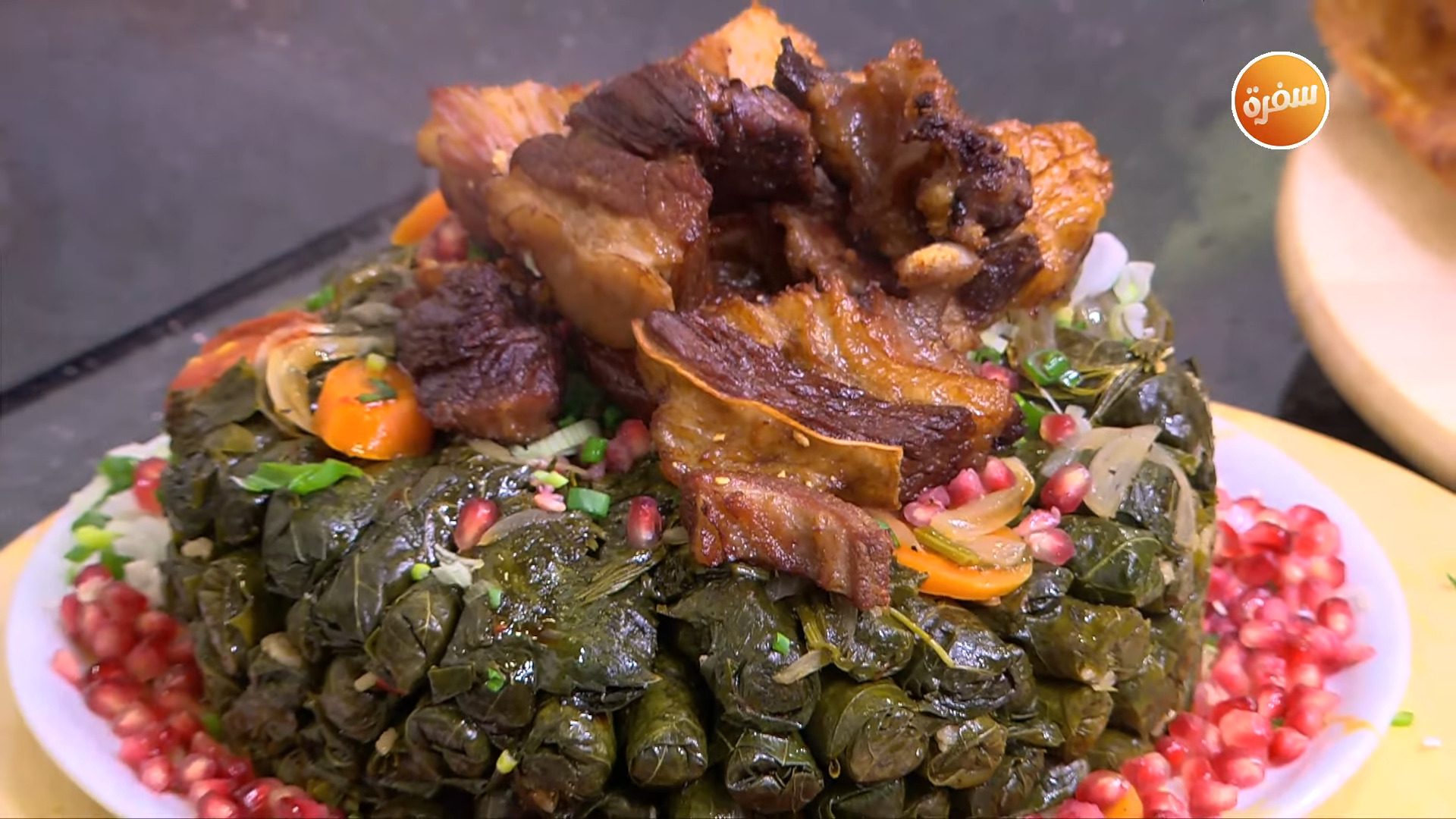 ورق عنب باللحمة المحمرة والرمان