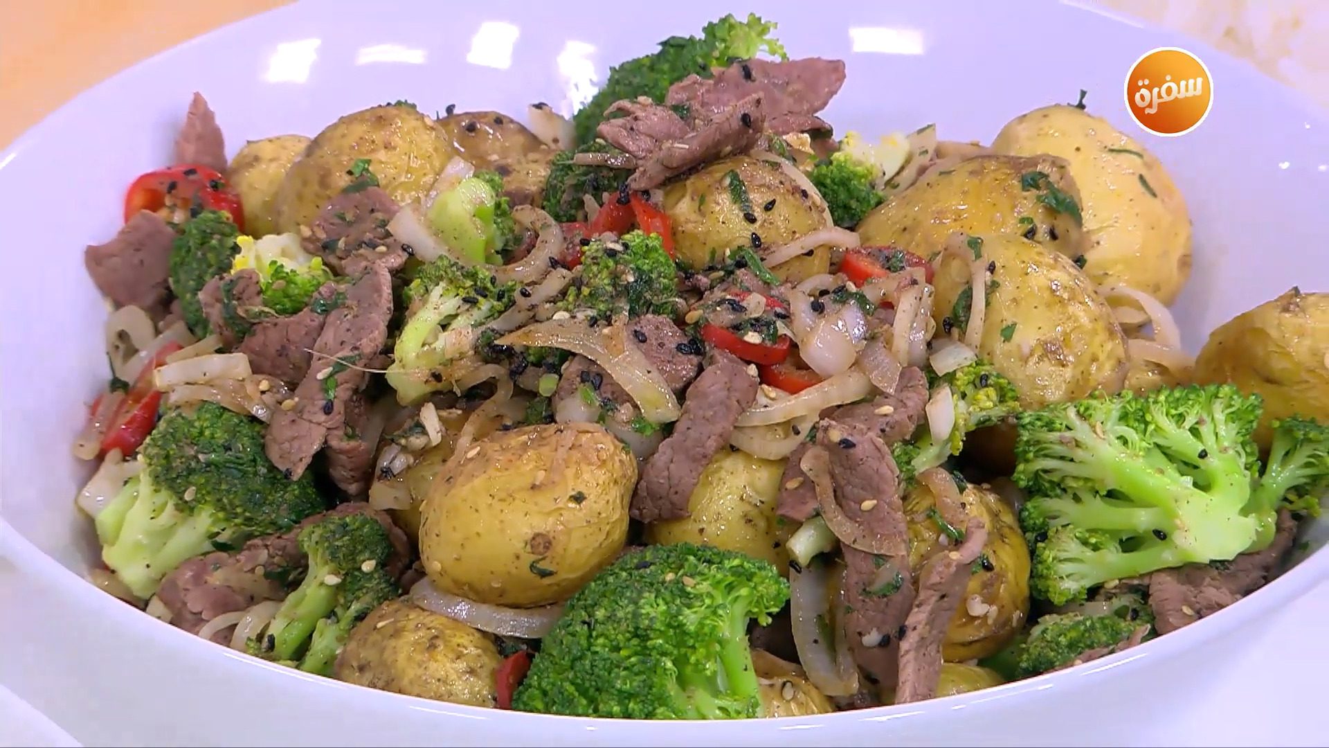 لحم بالبطاطس والبروكلي