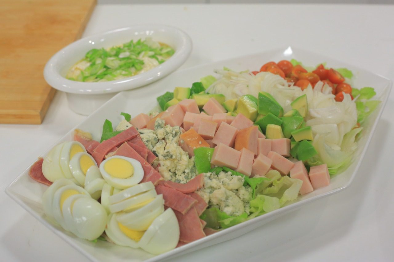 سلطة الأفوكادو باللحوم الباردة