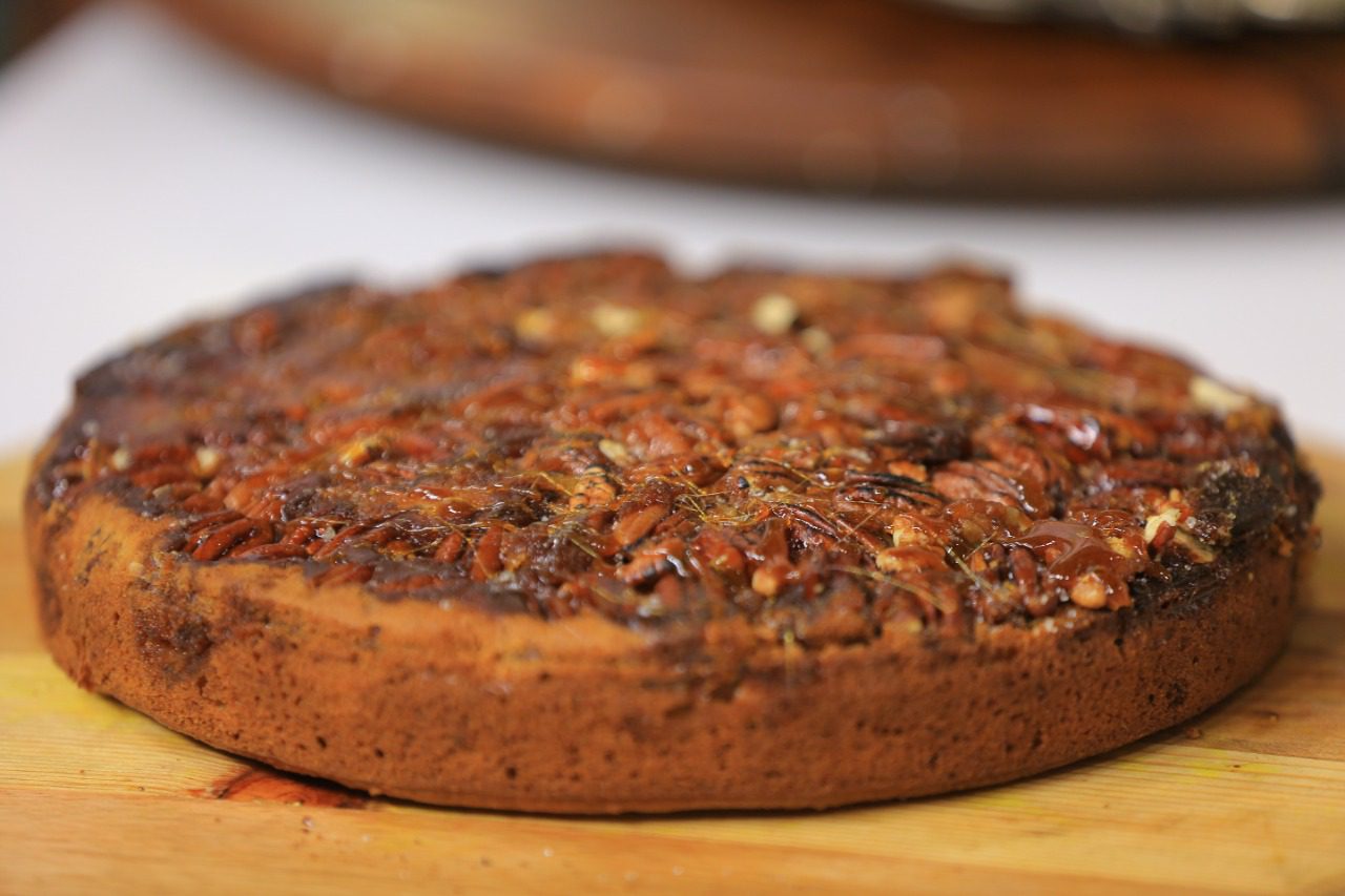 كيكة التفاح والبيكان المقلوبة