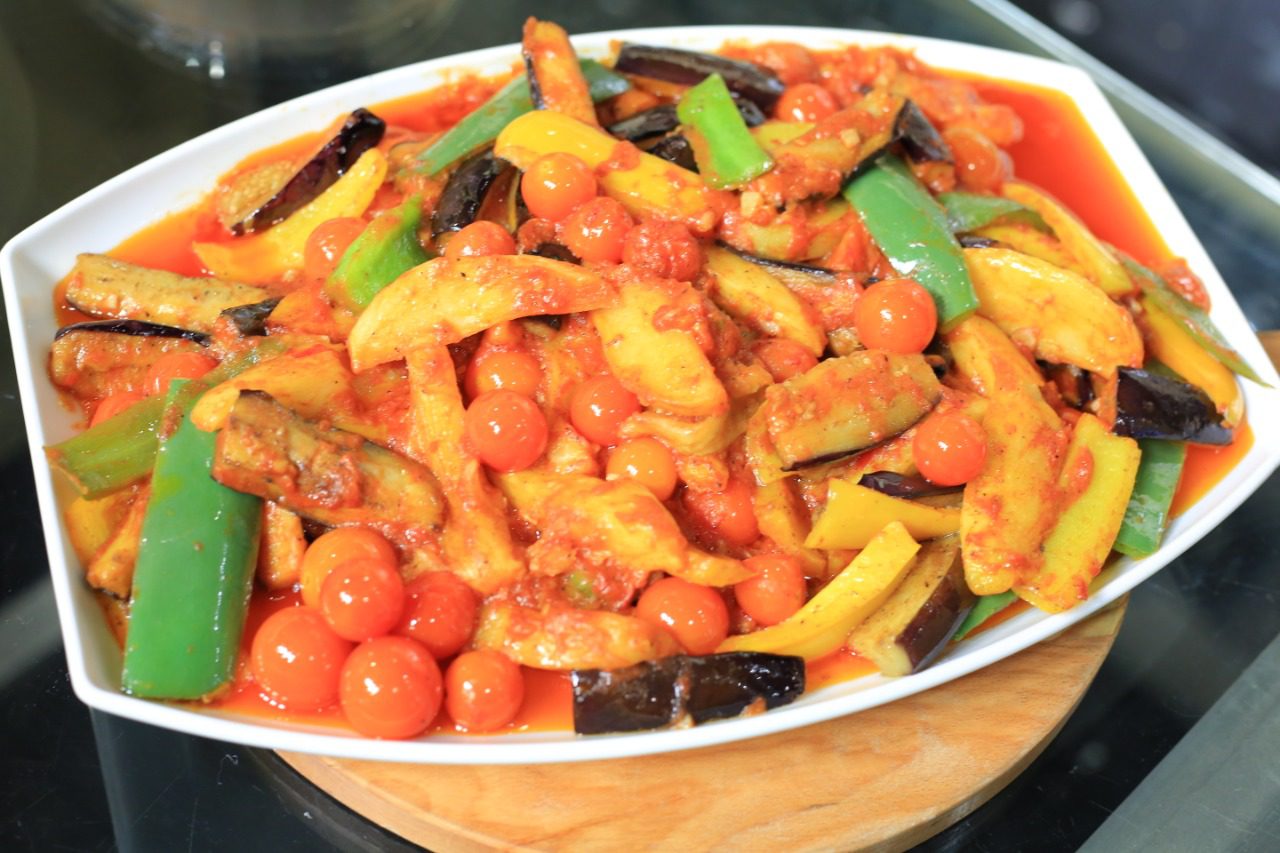 سلطة الباذنجان بالسويت آند تشيلي