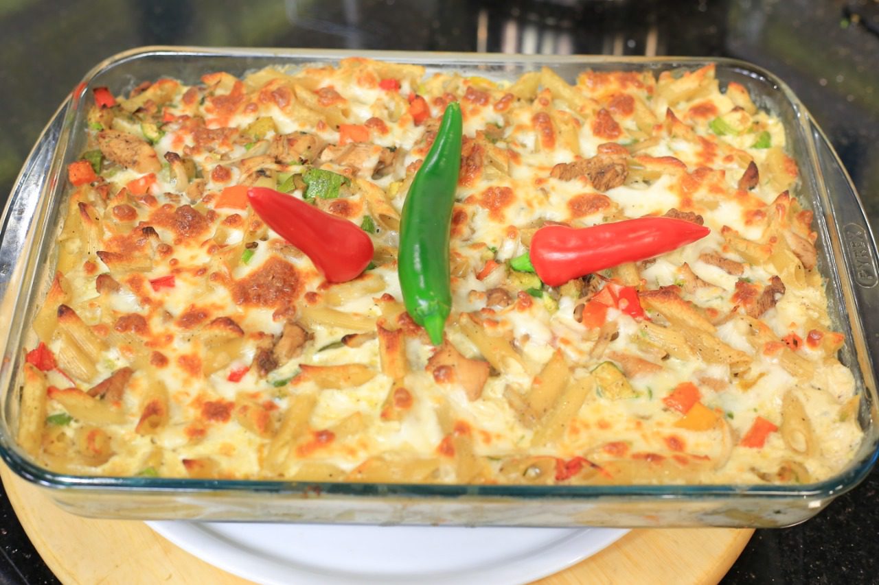 مكرونة بالكريمة ومكعبات الدجاج والخضار