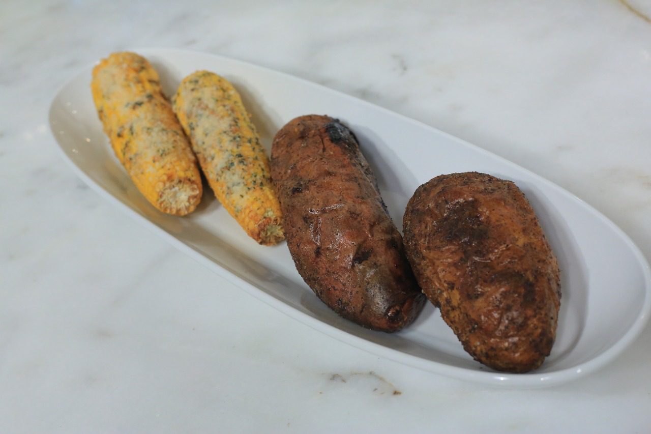 بطاطس مخبوزة وبطاطا حلوة في ايرفراير