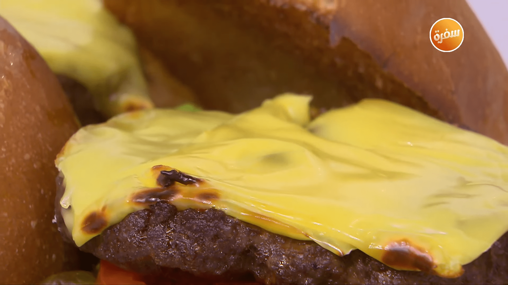 برجر بالجبنة في إير فراير