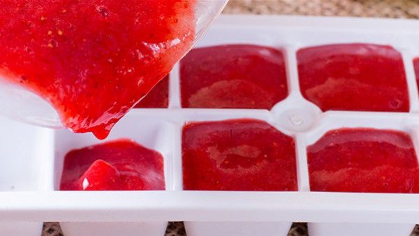 الفراولة البيوريه في قالب مكعبات الثلج