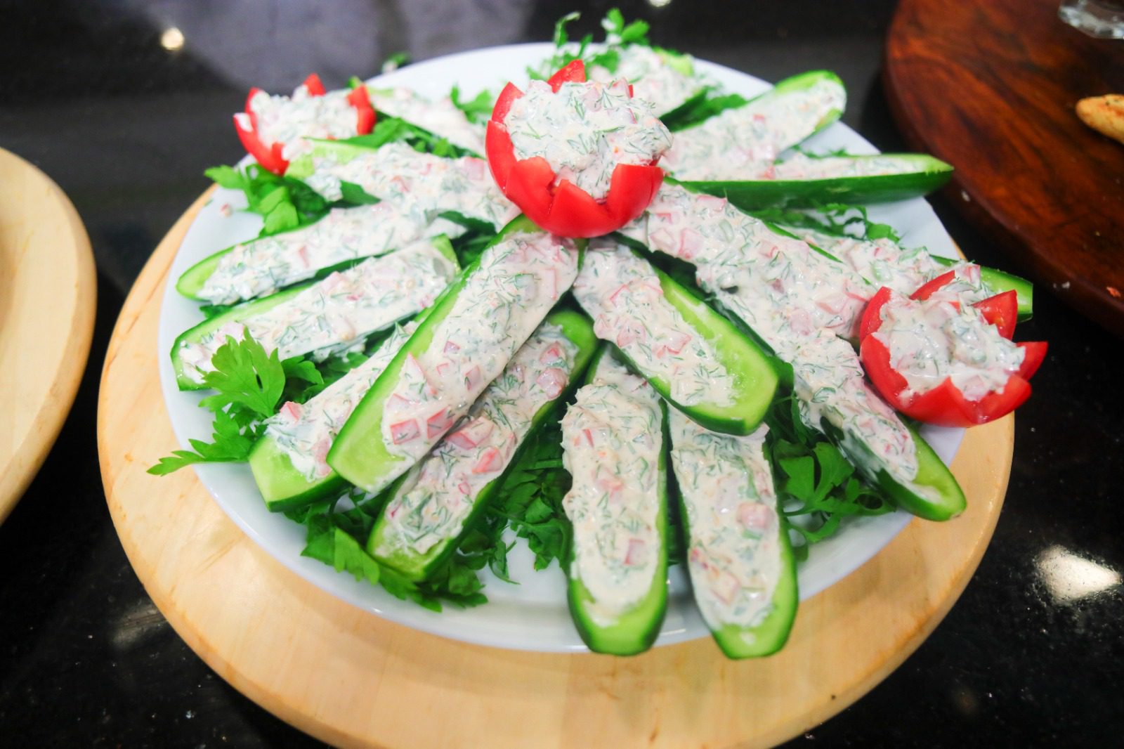 قوارب الخيار بالجبنة والشبت