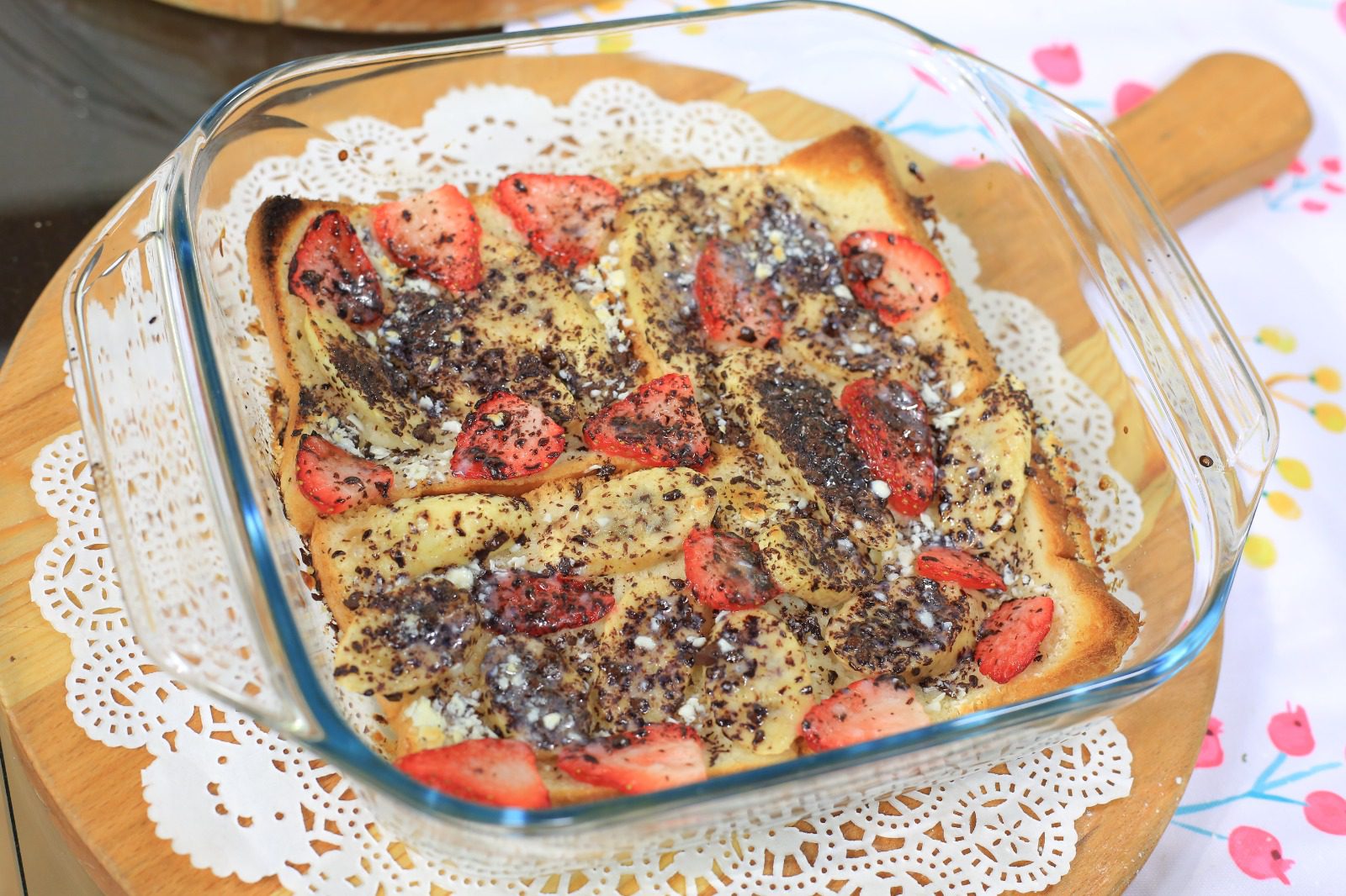 صينية توست بالفواكه والشوكولاتة