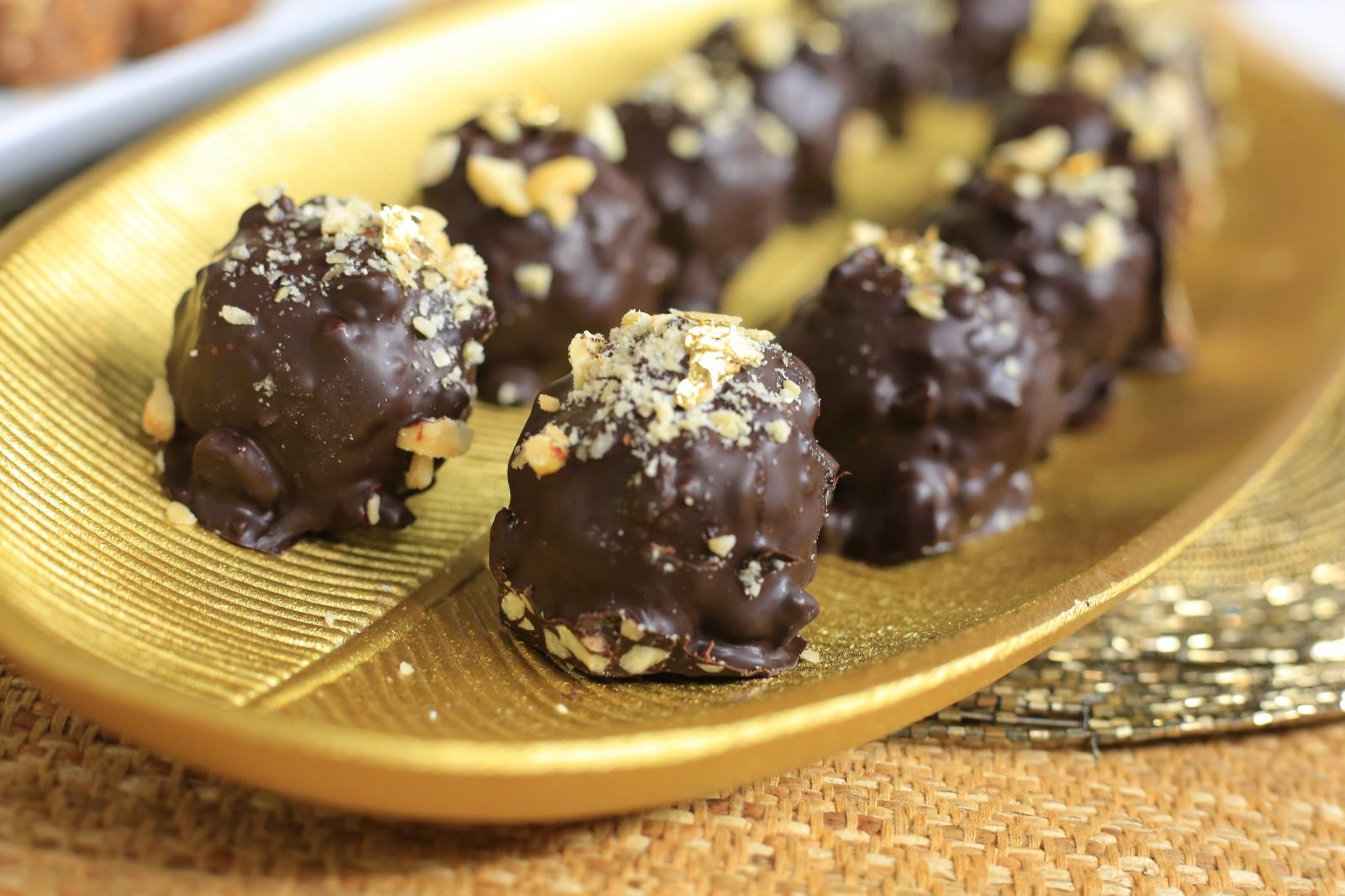 كرات الشوكولاتة بالبندق