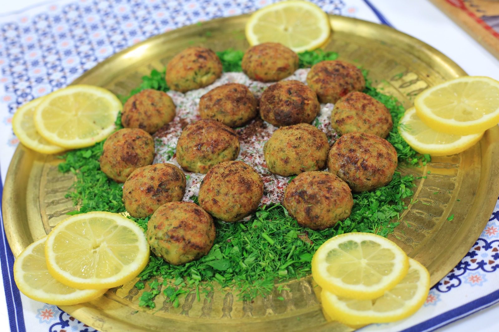 كفتة سمك مع سلطة زبادي