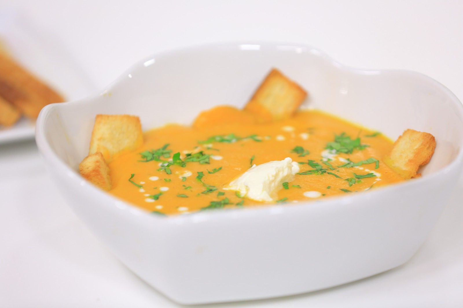 شوربة الجزر المكرمل مع البطاطا المشوية