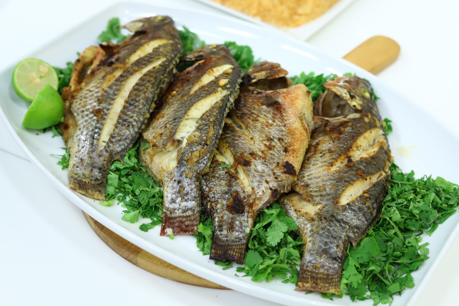 صينية سمك بالزيت والليمون
