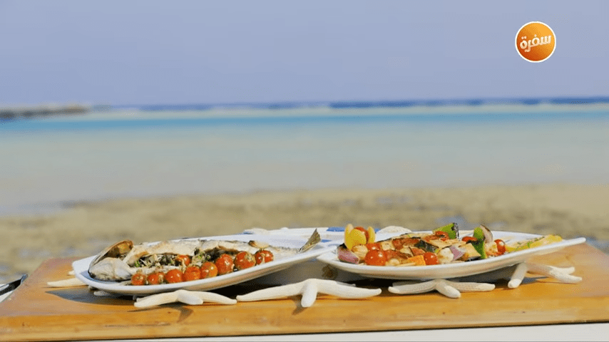 أسياخ الجمبري والخضار المشوي - سمك مشوي بالطماطم الشيري والأعشاب