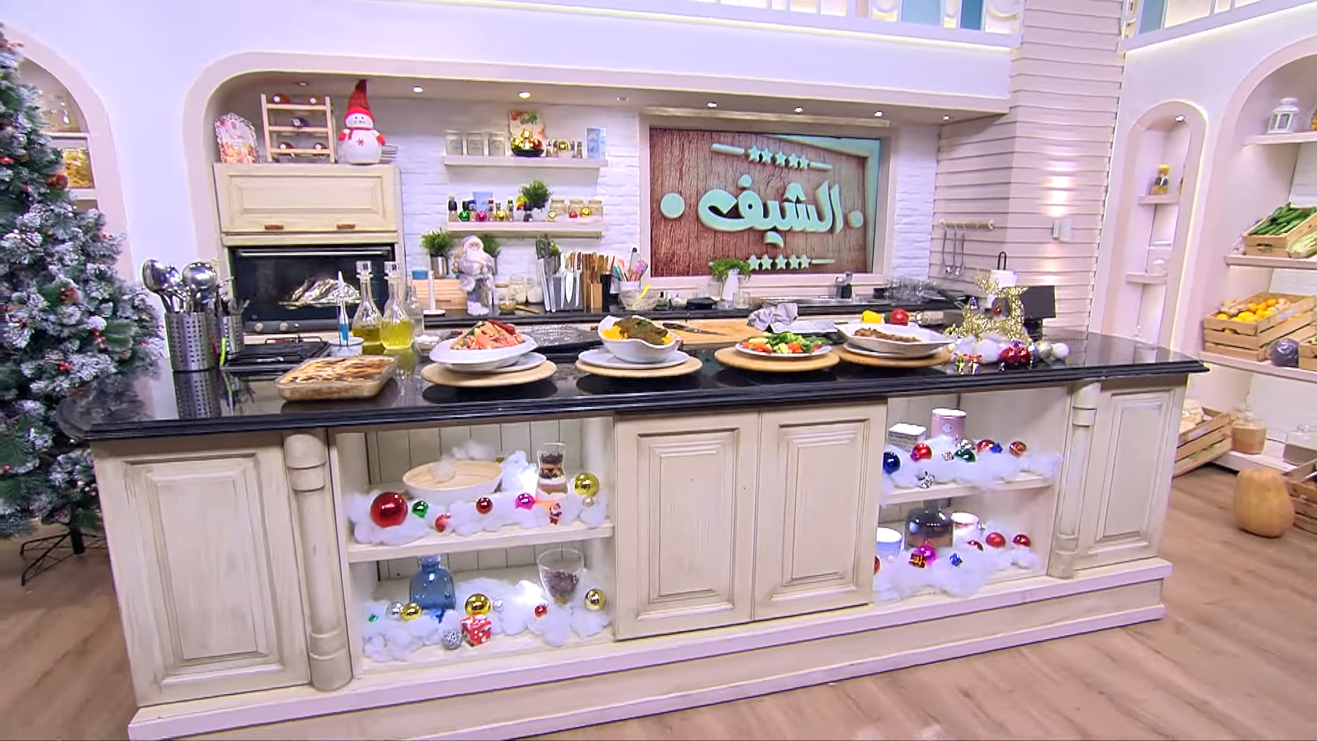 بطاطا بالجزر - ستيك تندوري - سلطة سلمون مدخن بالكرنب - سلمون بالأناناس