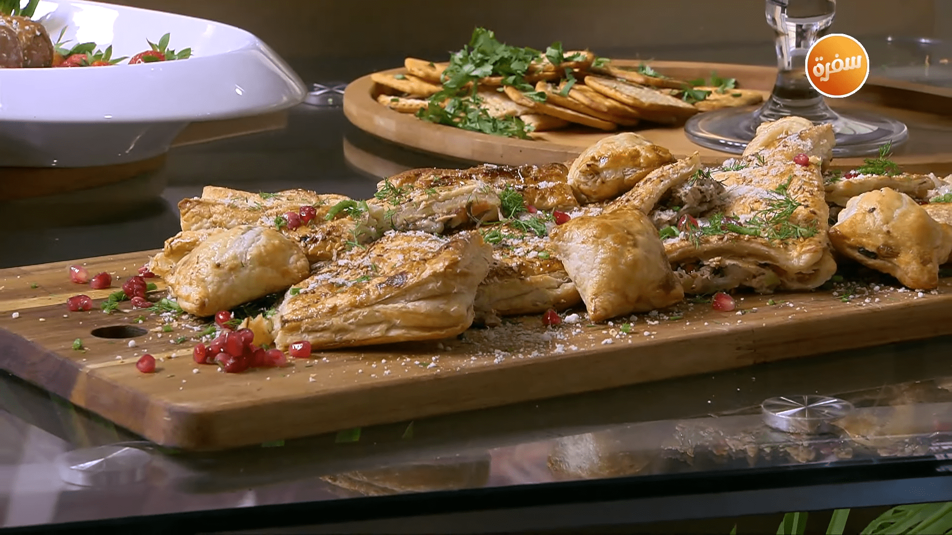 بف باستري بالتونة و الجبن - سلطة لبنة - كرات بسكويت القرفة