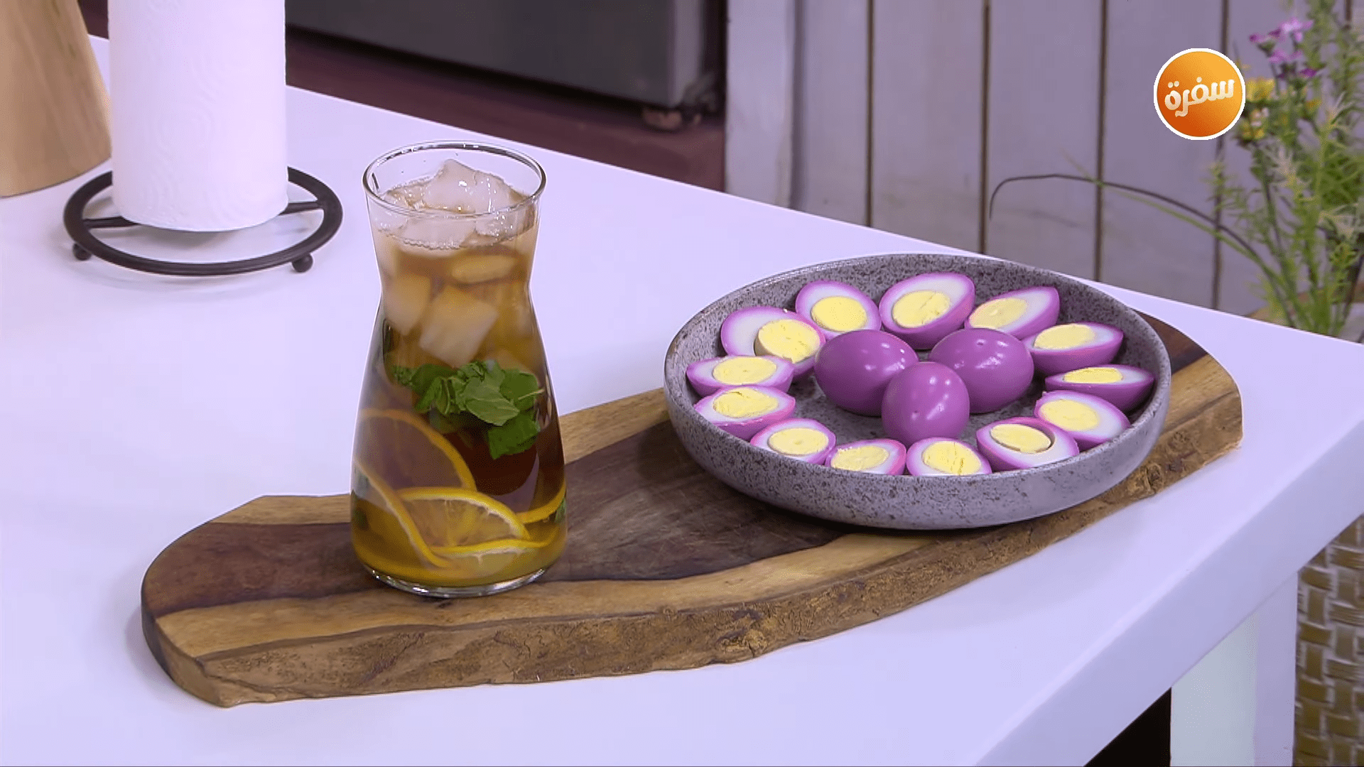 بيض مسلوق بالبنجر - آيس تي بالبرتقال