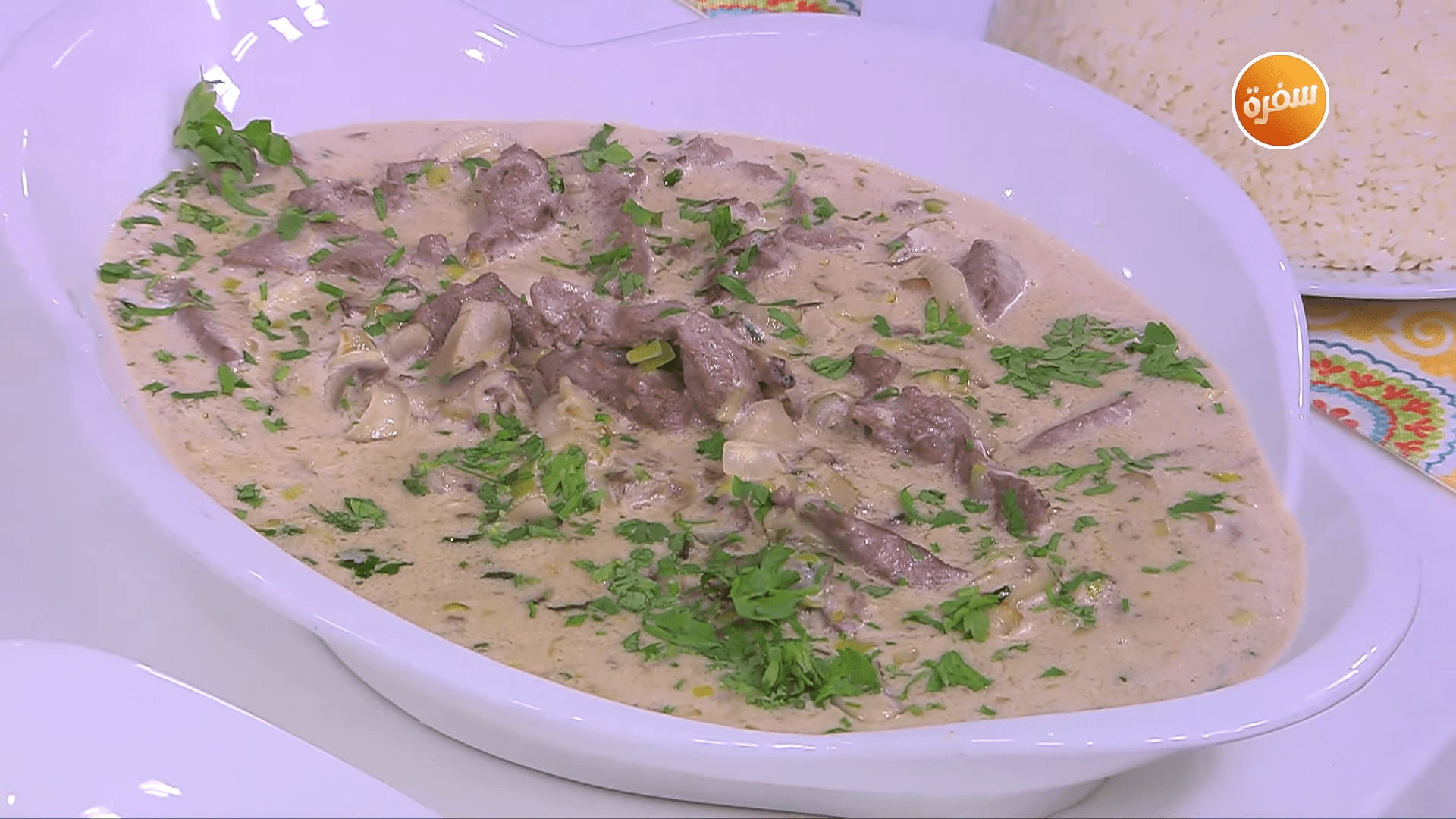 بيف شرائح استراجانوف - مكرونة بالذرة والسلمون