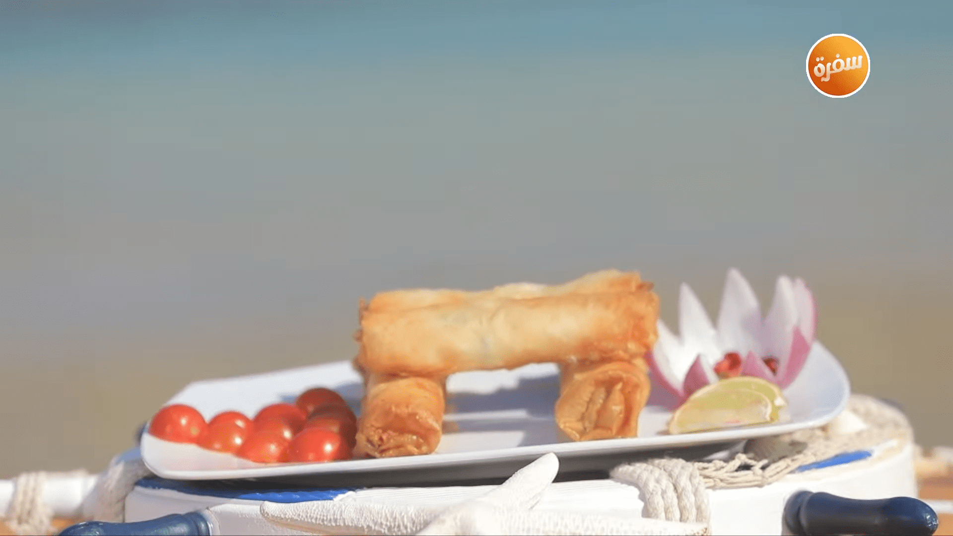 جلاش السلمون بالجبنة والسبانخ - سلطة برتقال وحمص