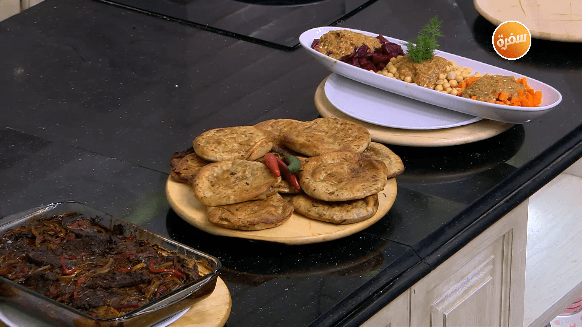 حوواوشي بالدجاج - سلطة حمص بالبنجر - قرنبيط مقلي - صينية بفتيك في الفرن