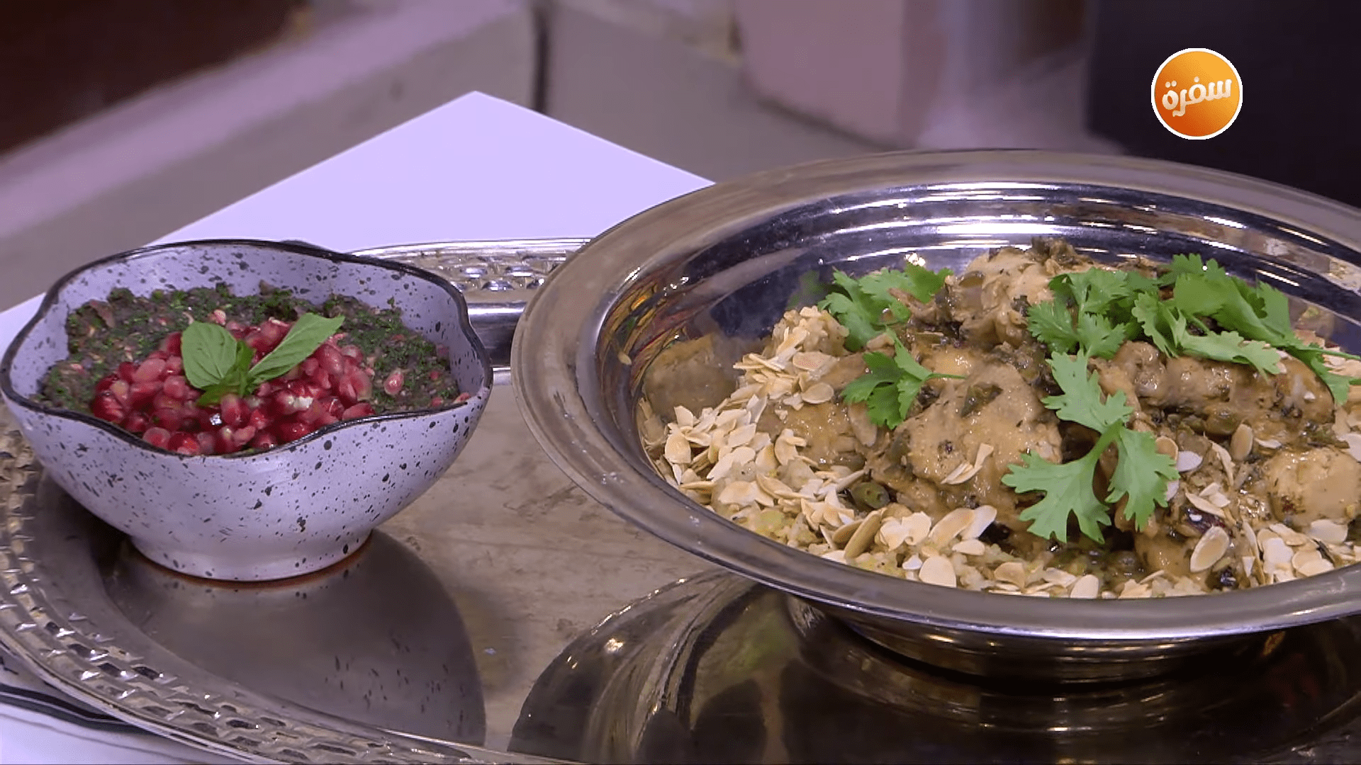 دجاج بالحبهان مع الأرز البسمتي - أرز بالزعفران مع لوز محمص