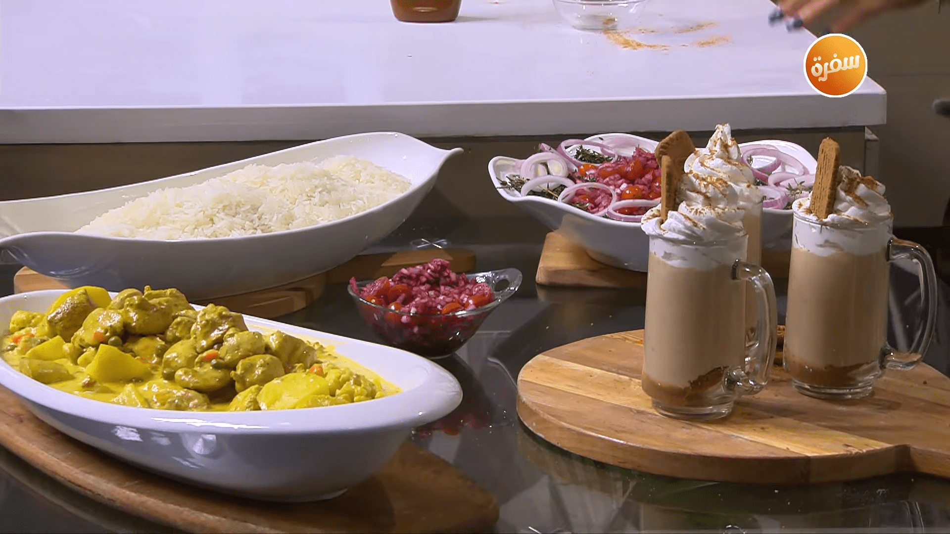 دجاج بالخضار والكركم - سلطة زعتر أخضر - مشروب بسكويت القرفة الساخنة