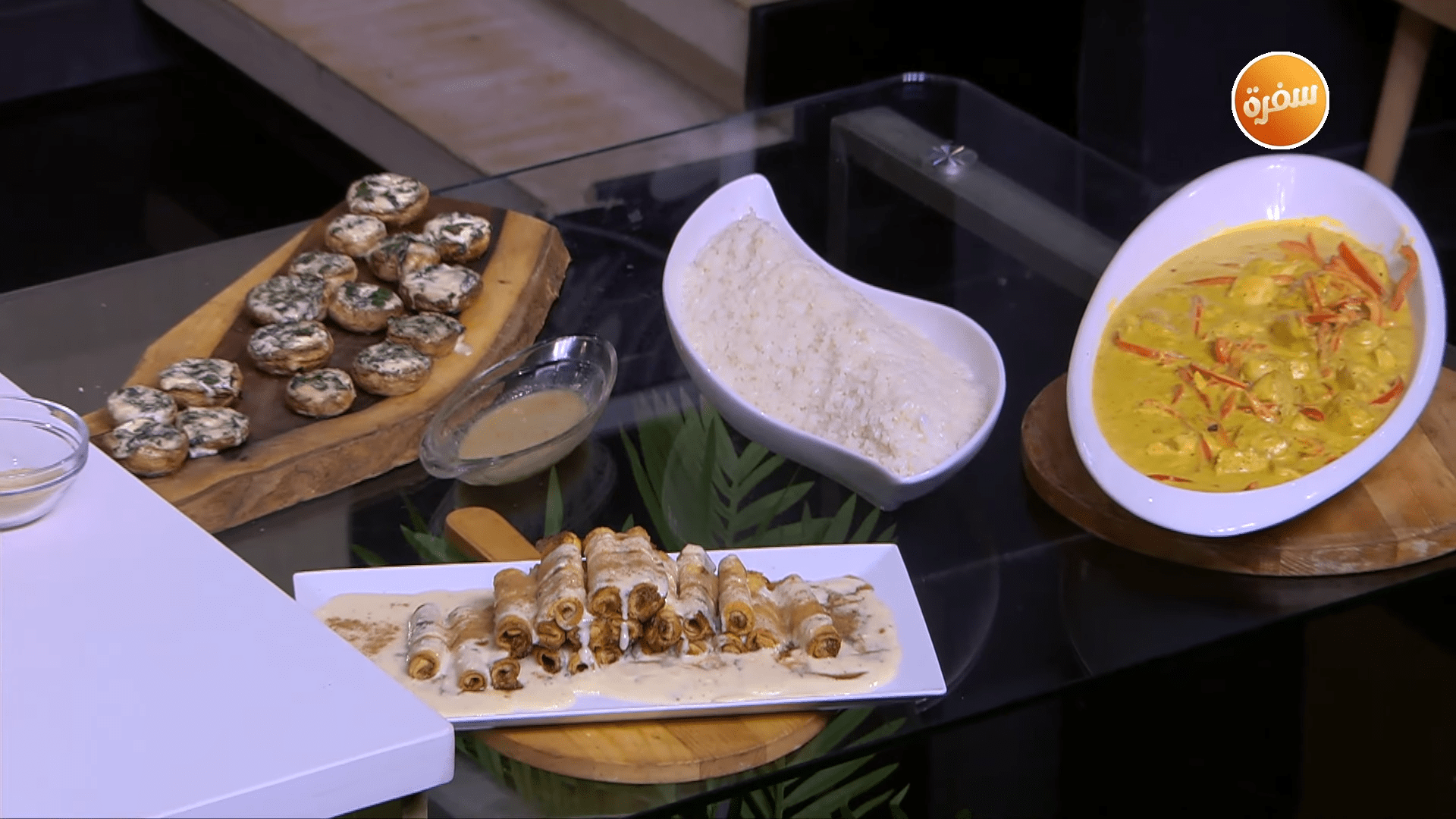 دجاج بصوص البابريكا الكريمي - مشروم محشي - أصابع التوست بالقرفة