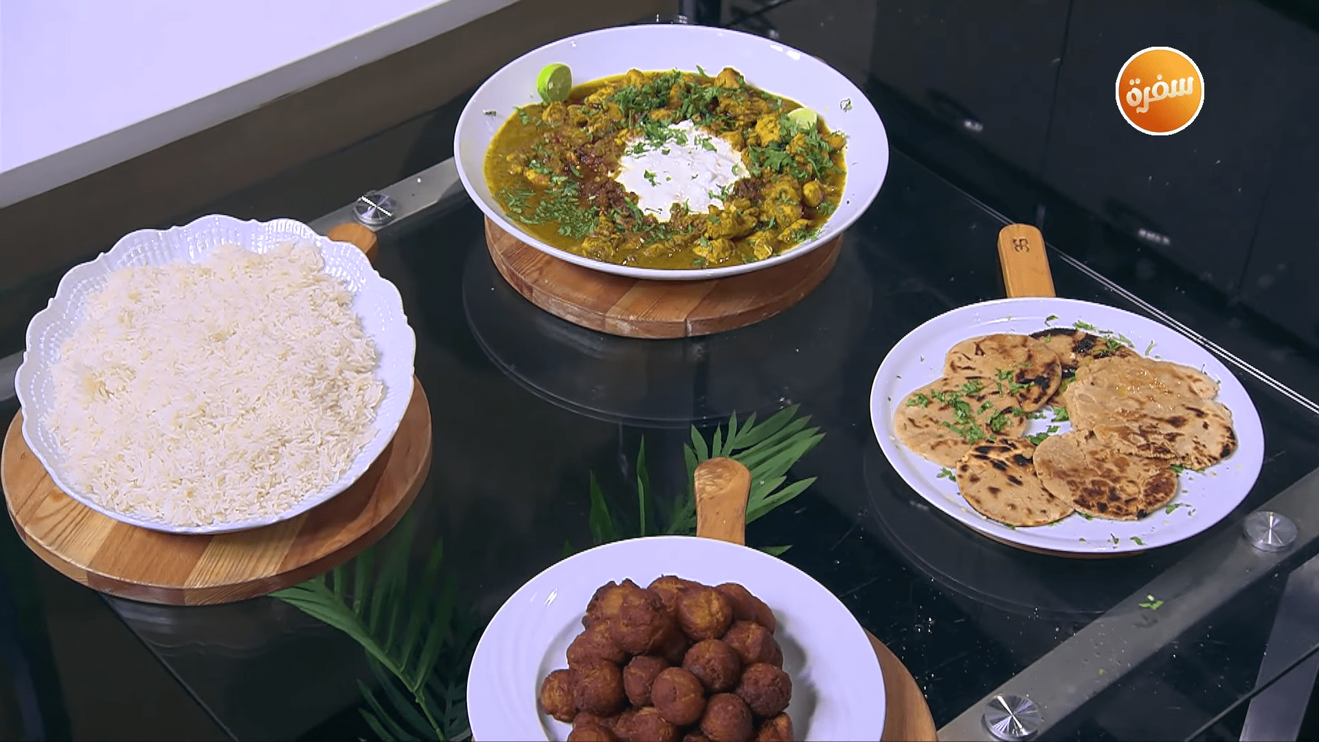 دجاج كاري ماسالا - خبز نان بزبدة الثوم - جولاب جامون