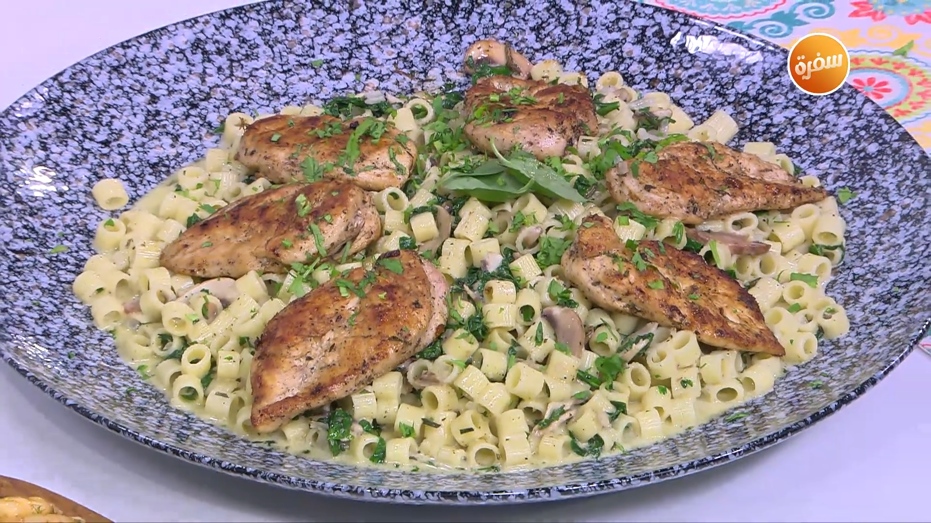 دجاج مع المكرونة - جمبري بالطماطم