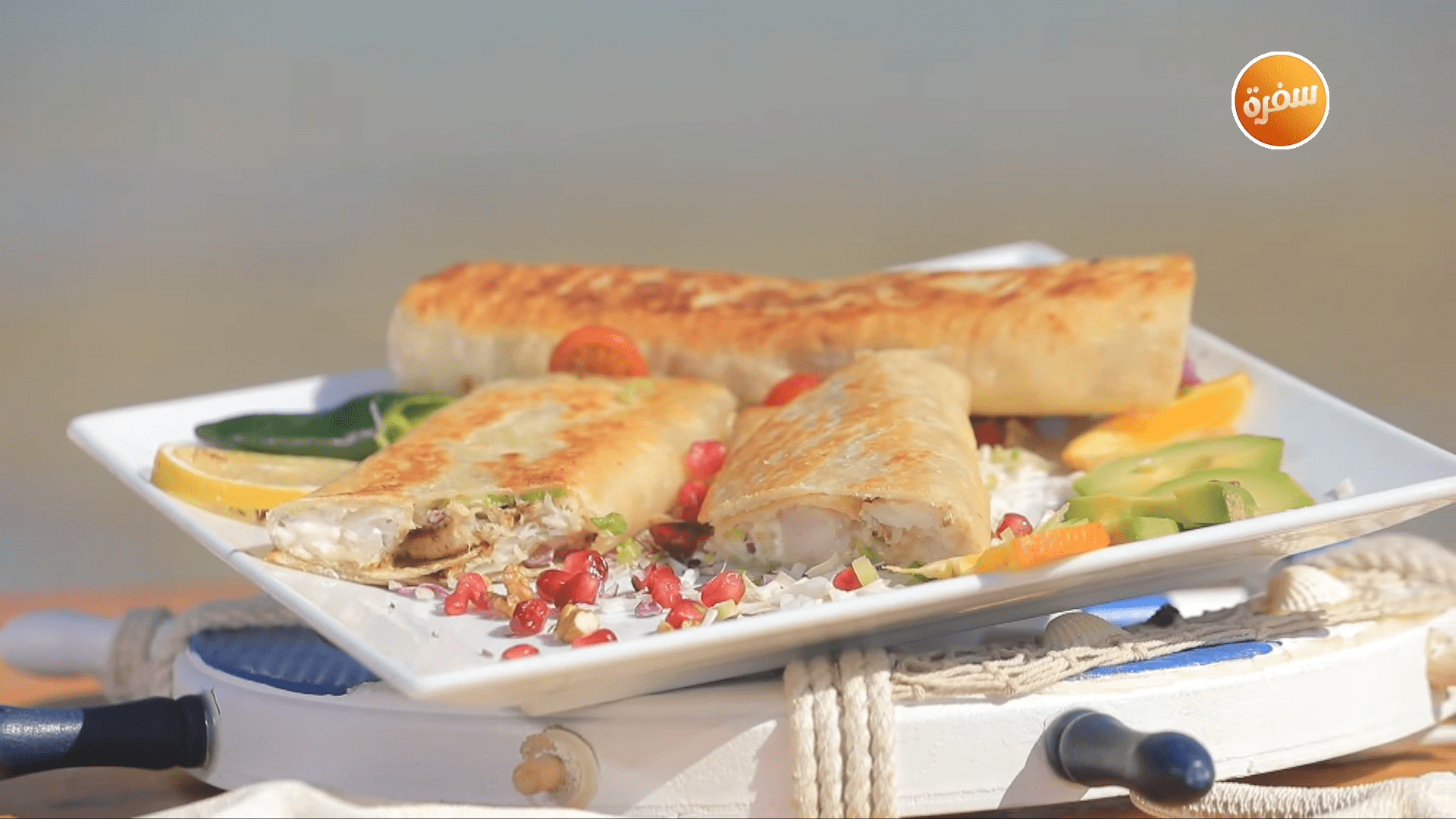 راب السمك بالخضار - أوراق الخس مع الجمبري