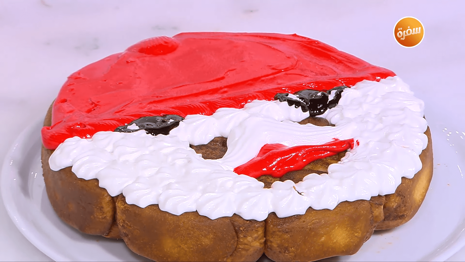 رول القرفة على شكل بابا نويل