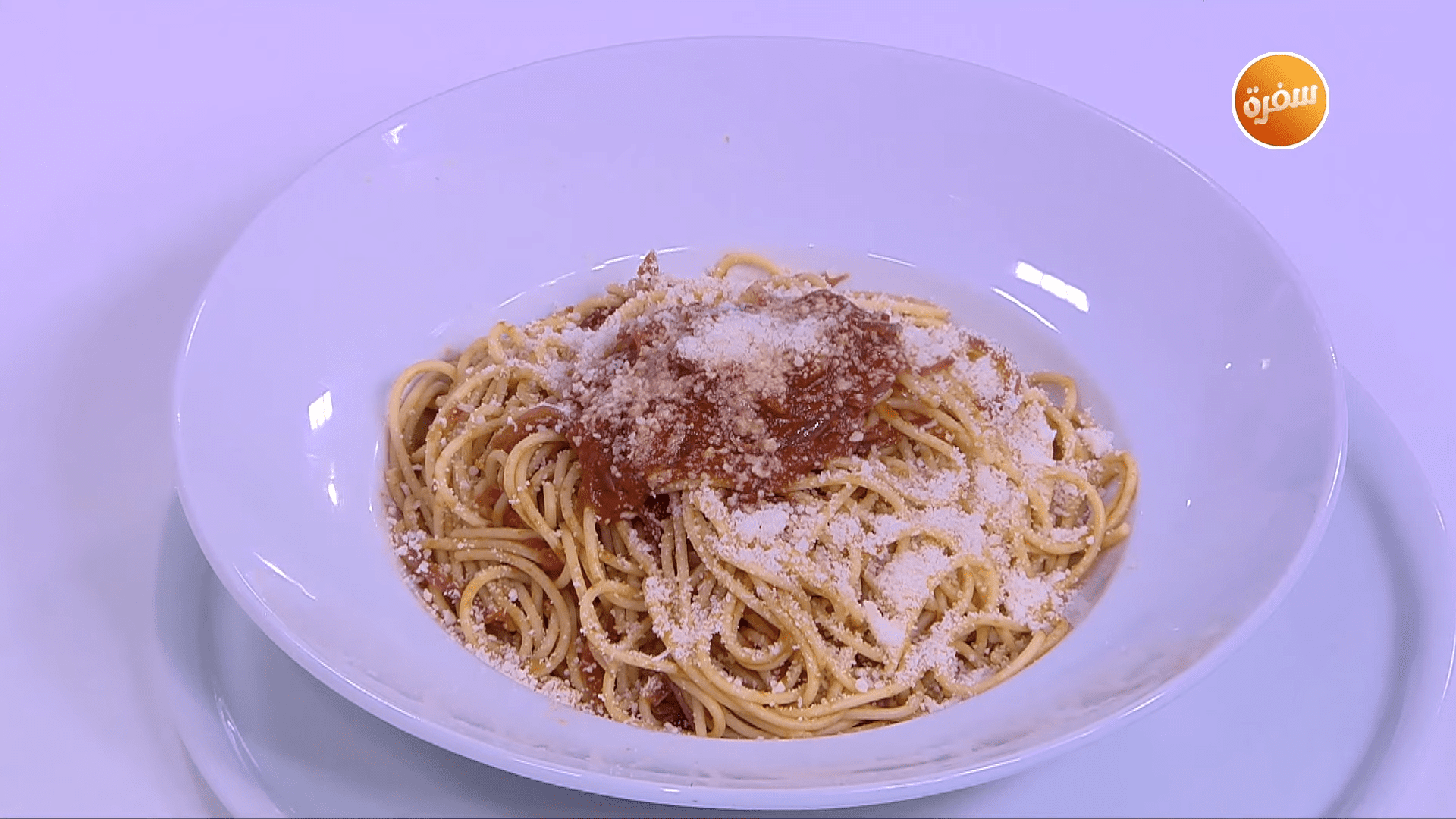 سباجيتي بصوص البصل الأحمر