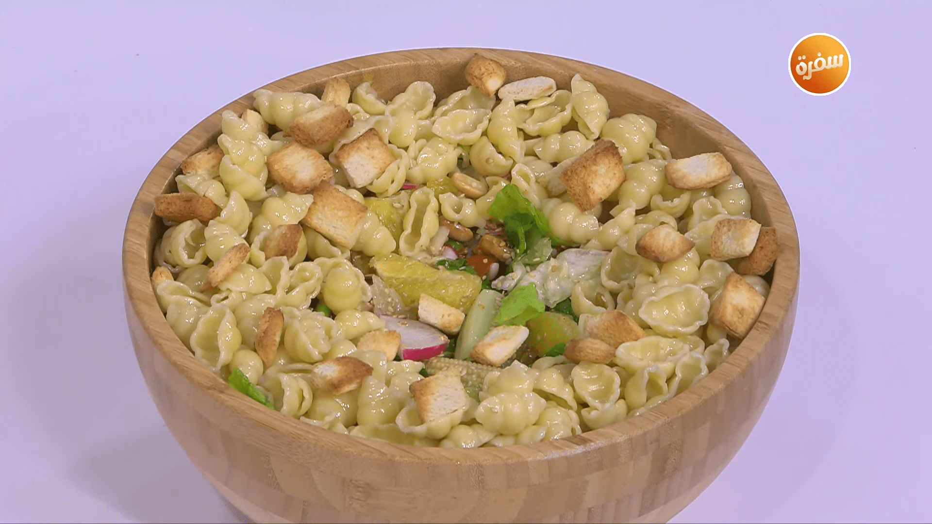 سلطة الباستا مع الورقيات والبقوليات والفاكهة