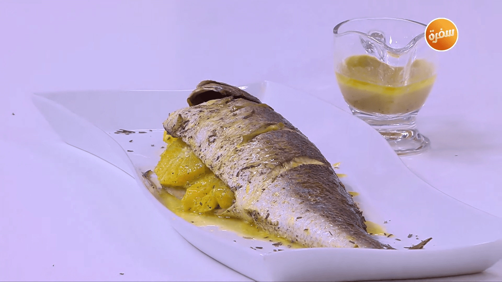 سمك مخبوز مع شرائح البرتقال