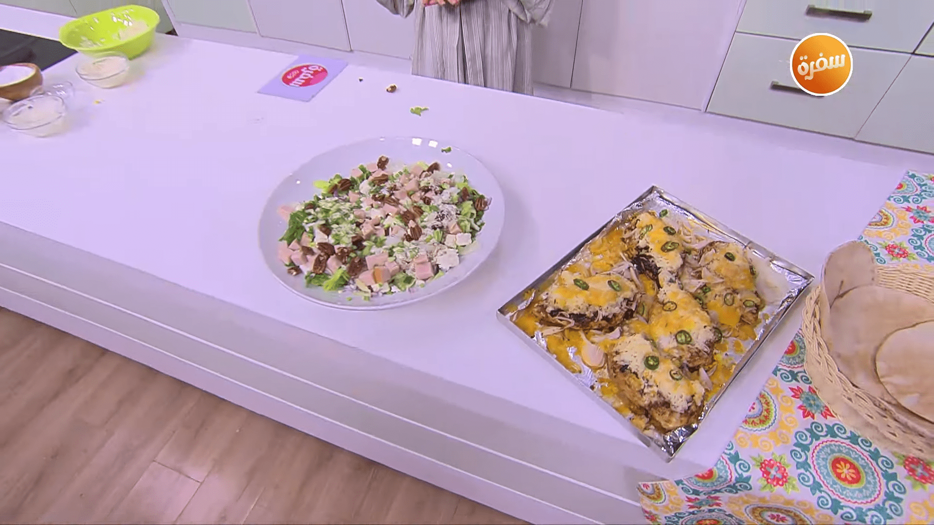 صدور الدجاج بالبطاطس - سلطة خس بالتركي