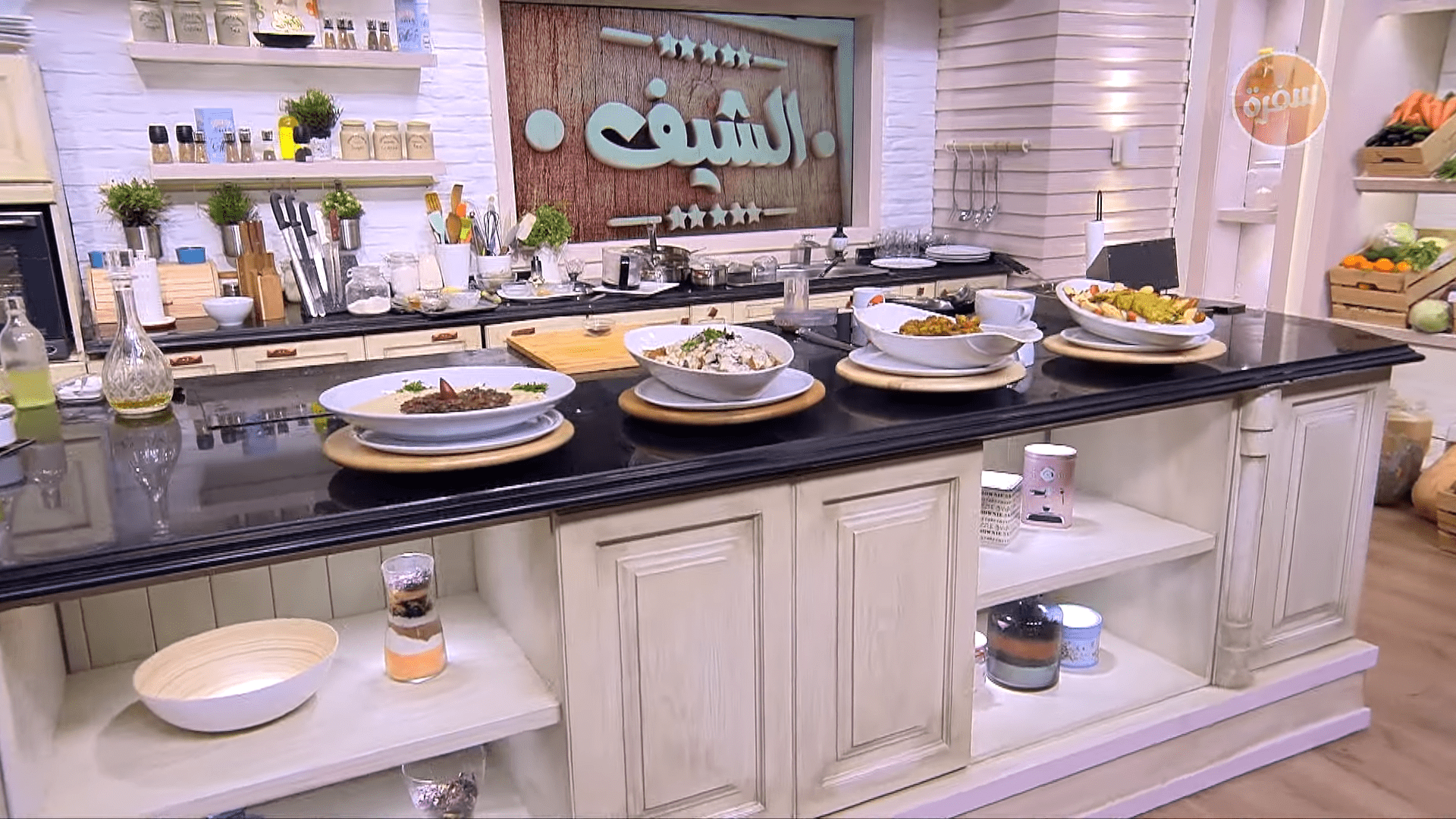 فتة باذنجان بالدجاج - سلطة الحمص باللحمة المفرومة - لحم بصوص المستردة