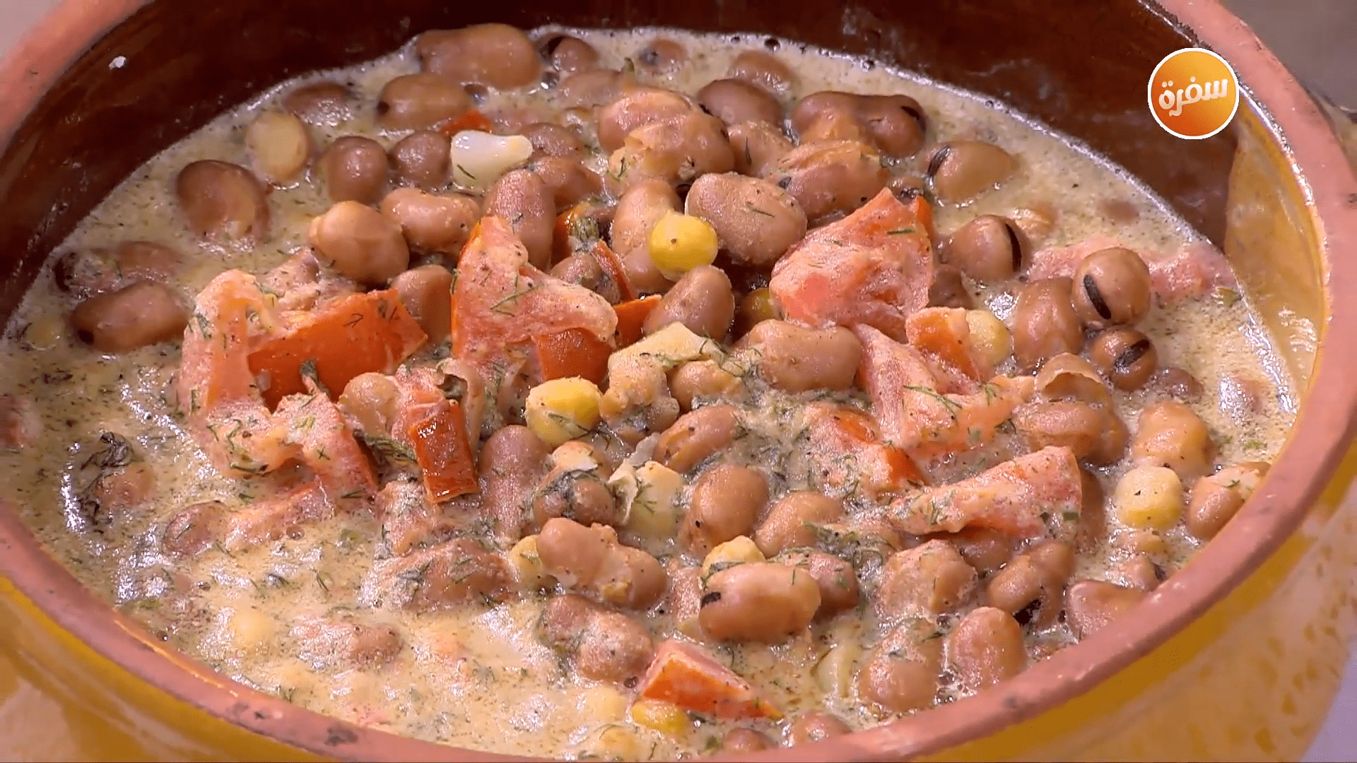 فول بالطماطم والثوم