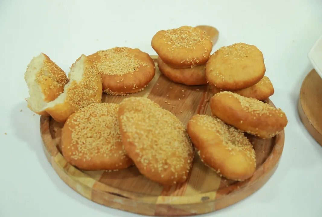 قرص بالسمسم والسكر