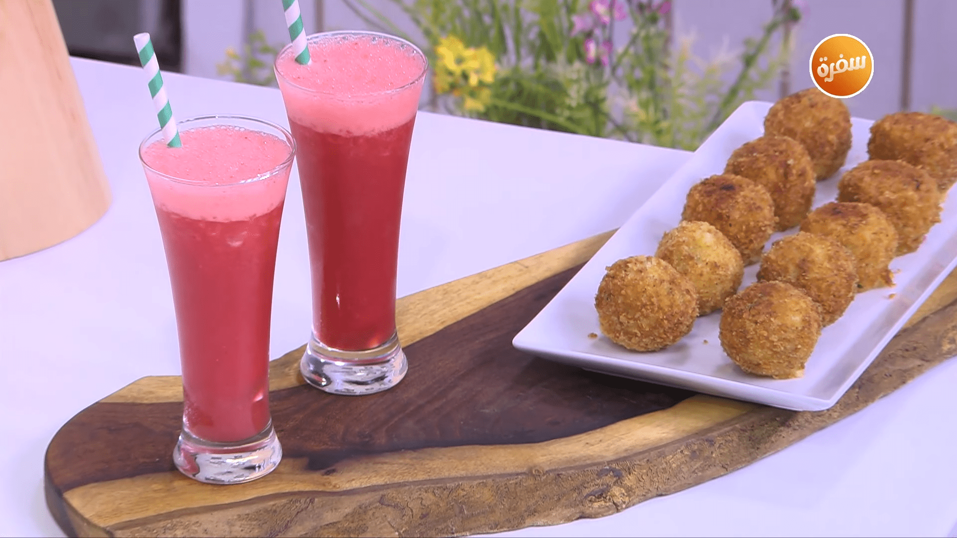 كرات البطاطس المقلية - عصير فراولة بالليمون