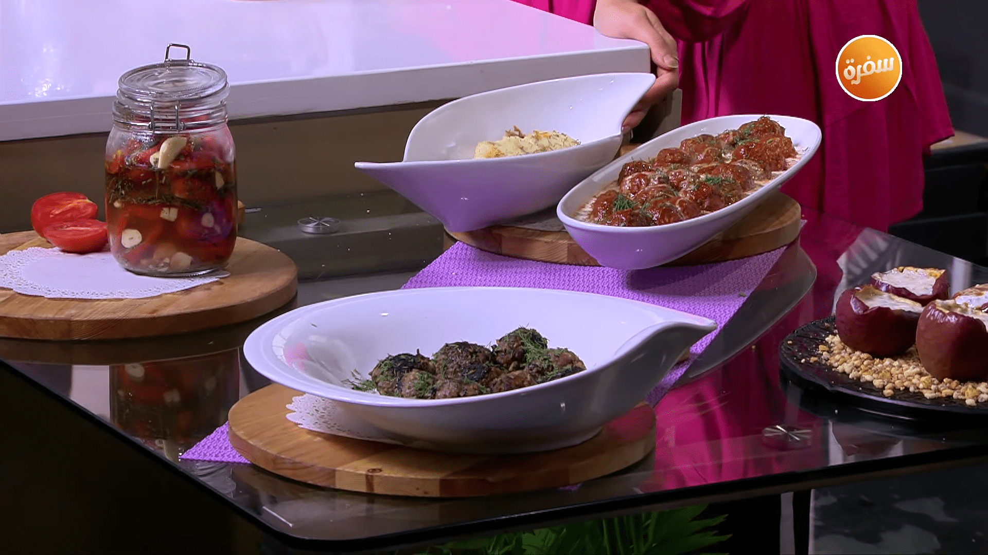 كرات اللحم بصوص الطماطم - طماطم بالثوم والروزماري - تفاح محشي