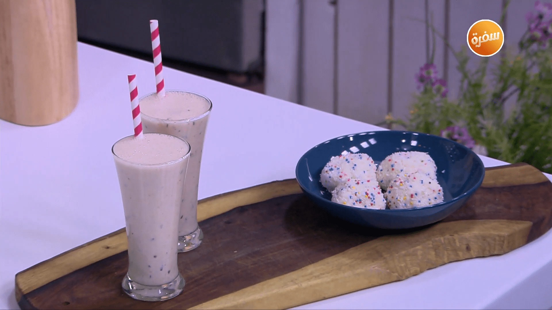 كرات جوز الهند باللوز - عصير برقوق بالموز