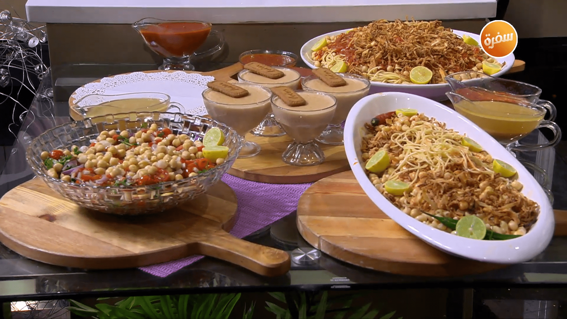 كشري - سلطة الحمص والطماطم الشيري - أرز بلبن وبسكويت القرفة